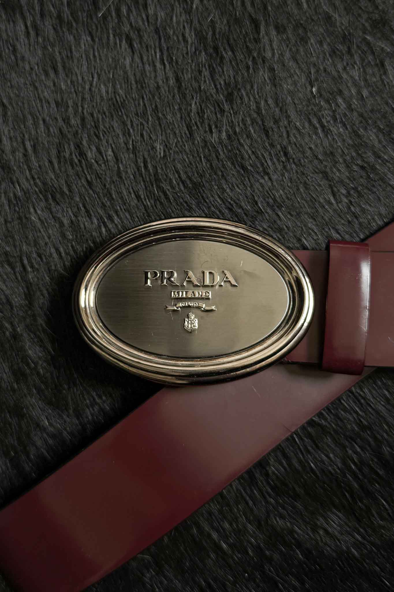 Vintage Prada Vintage Gürtel Bordeaux mit Logo Schließe 95