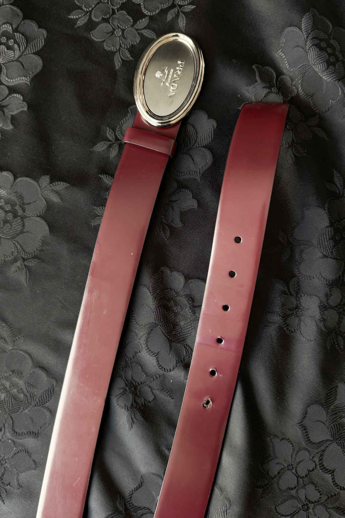 Vintage Prada Vintage Gürtel Bordeaux mit Logo Schließe 95