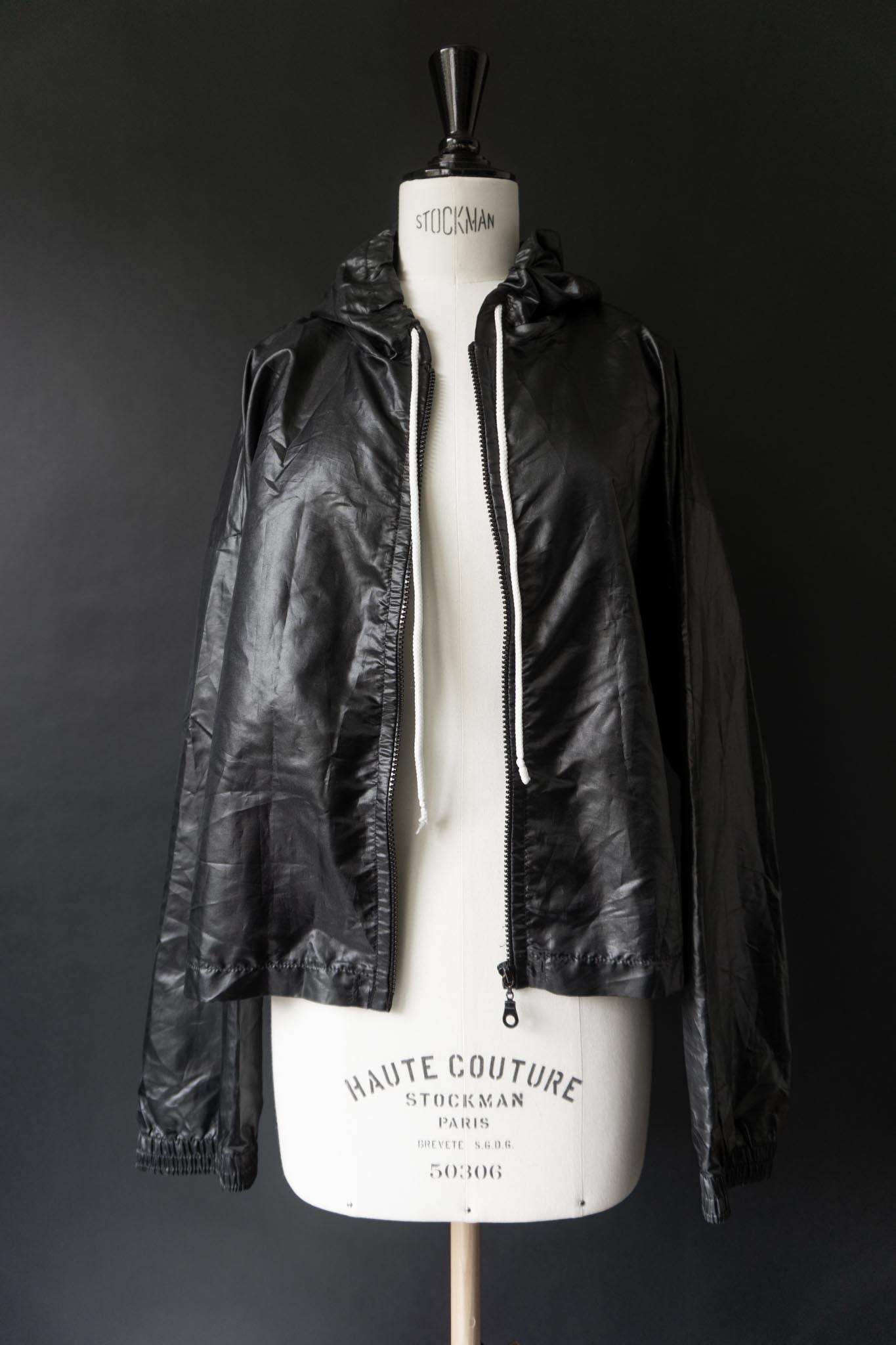 90s Vintage Windjacke in Schwarz mit oversized Silhouette, M–L theplaincircle vintage