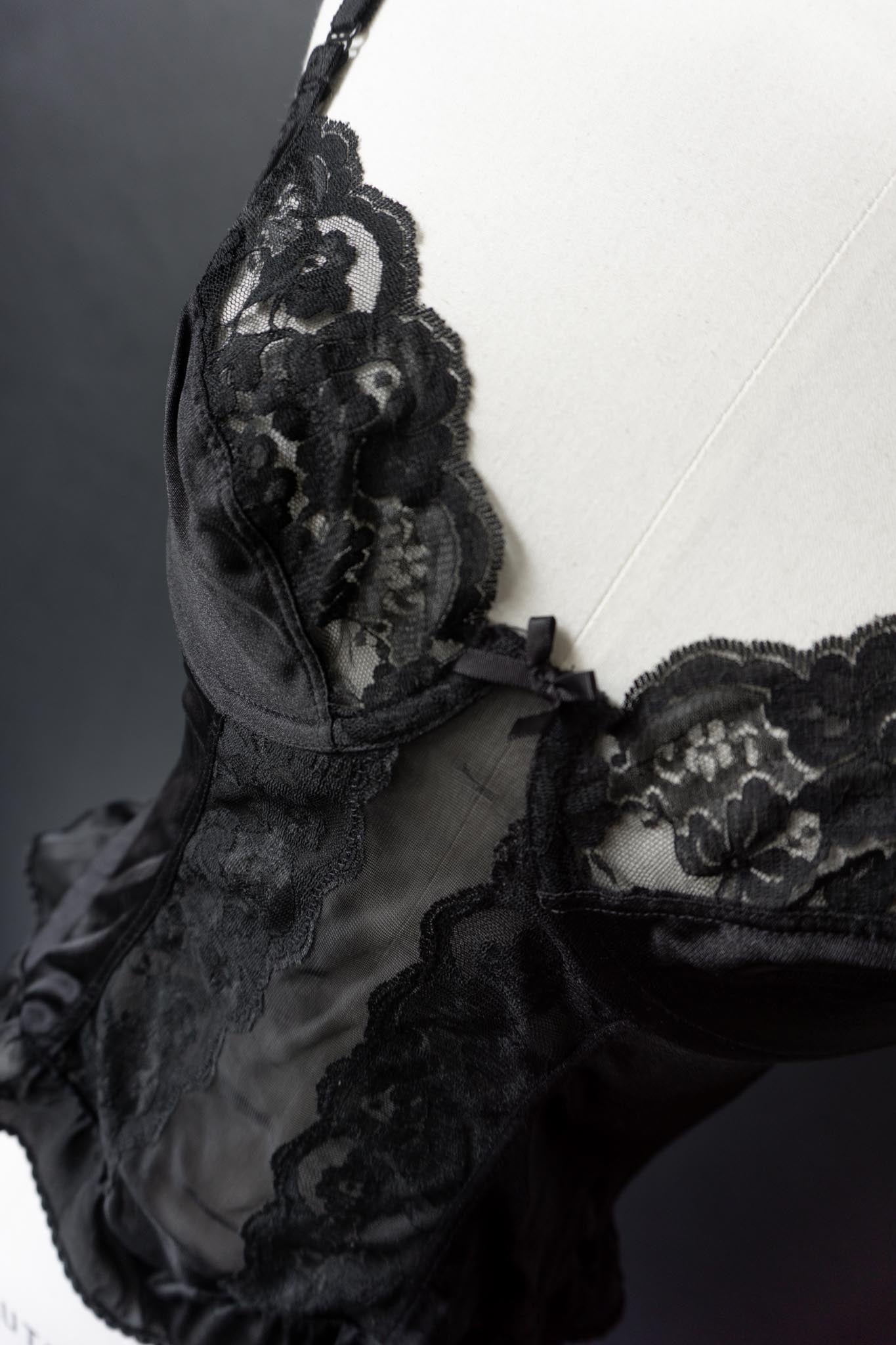 Vintage 80s Spitzen Corsagen Top mit Schößchen – Black Satin Bustier, S–M theplaincircle vintage