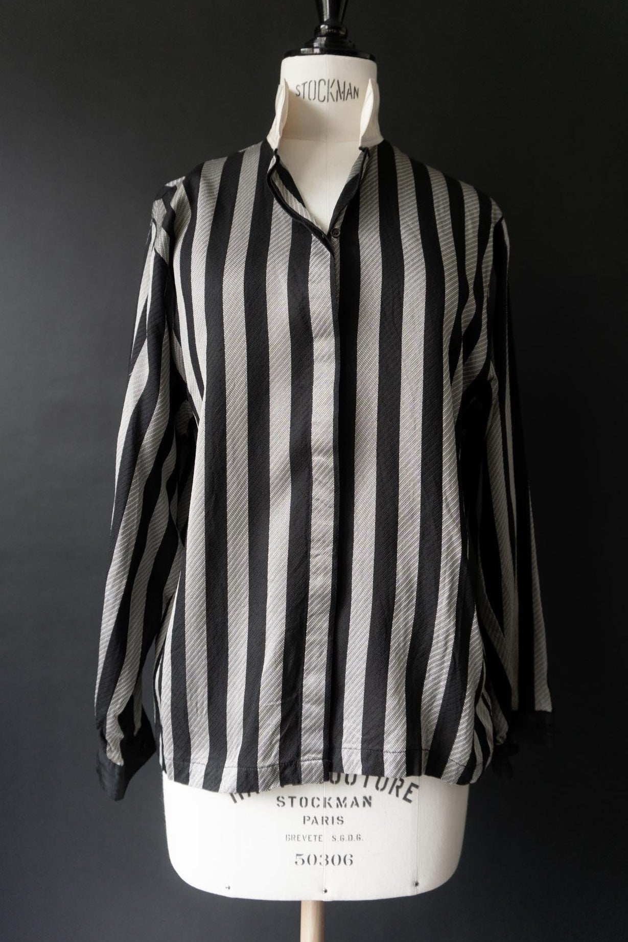 Vintage Seidenbluse aus den frühen 80er Jahren mit schwarz-weißem Streifenmuster aus 100 % Seide