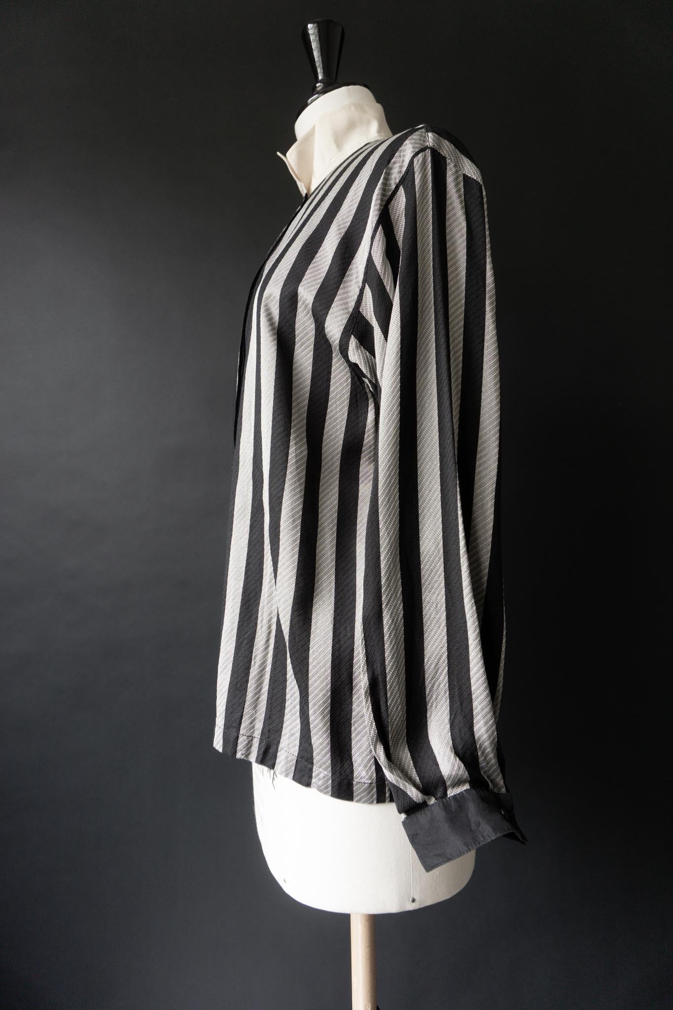 Vintage 80s Seidenbluse mit Streifenmuster in Schwarz-Grau, S–M theplaincircle vintage