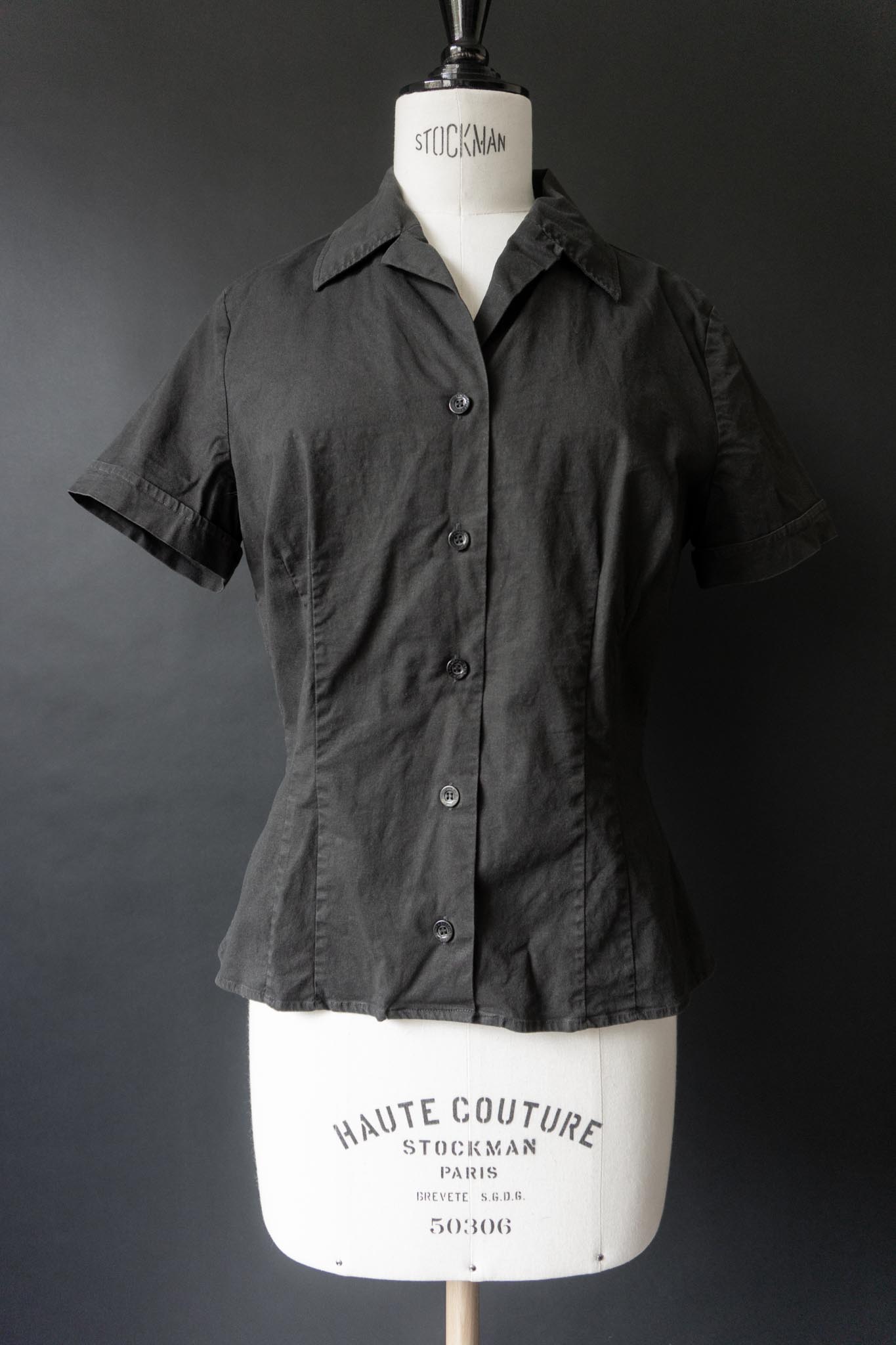Schwarze Dolce & Gabbana Vintage Bluse aus Baumwolle mit kurzen Ärmeln, klassischem Kragen und taillierter Silhouette.