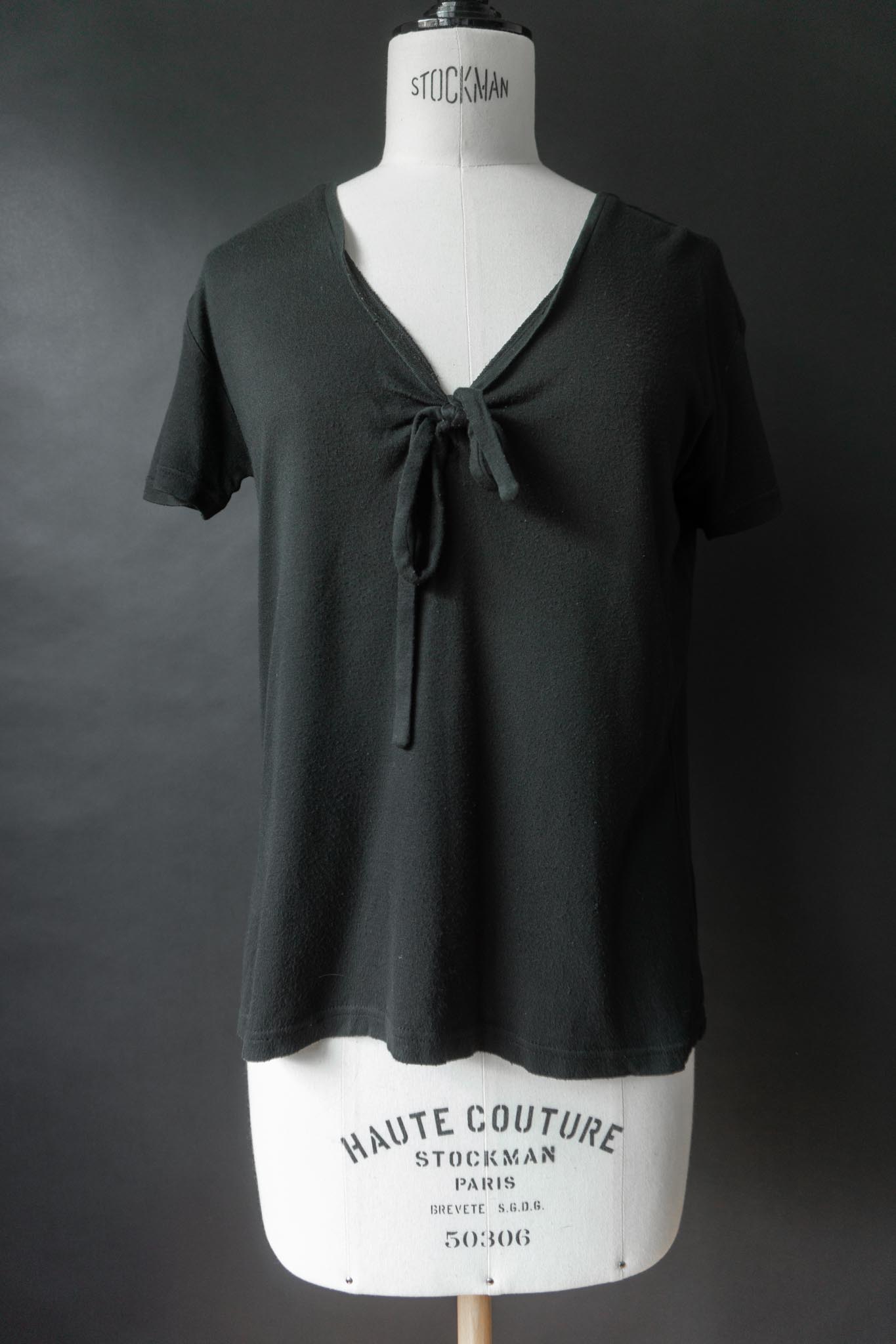 Vintage Dolce & Gabbana 90s T-Shirt mit Schleifendetail – Schwarzes Designer Basic, S–M theplaincircle vintage
