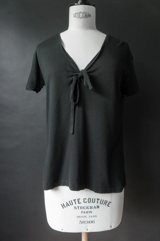 Vintage Dolce & Gabbana 90s T-Shirt mit Schleifendetail – Schwarzes Designer Basic, S–M theplaincircle vintage