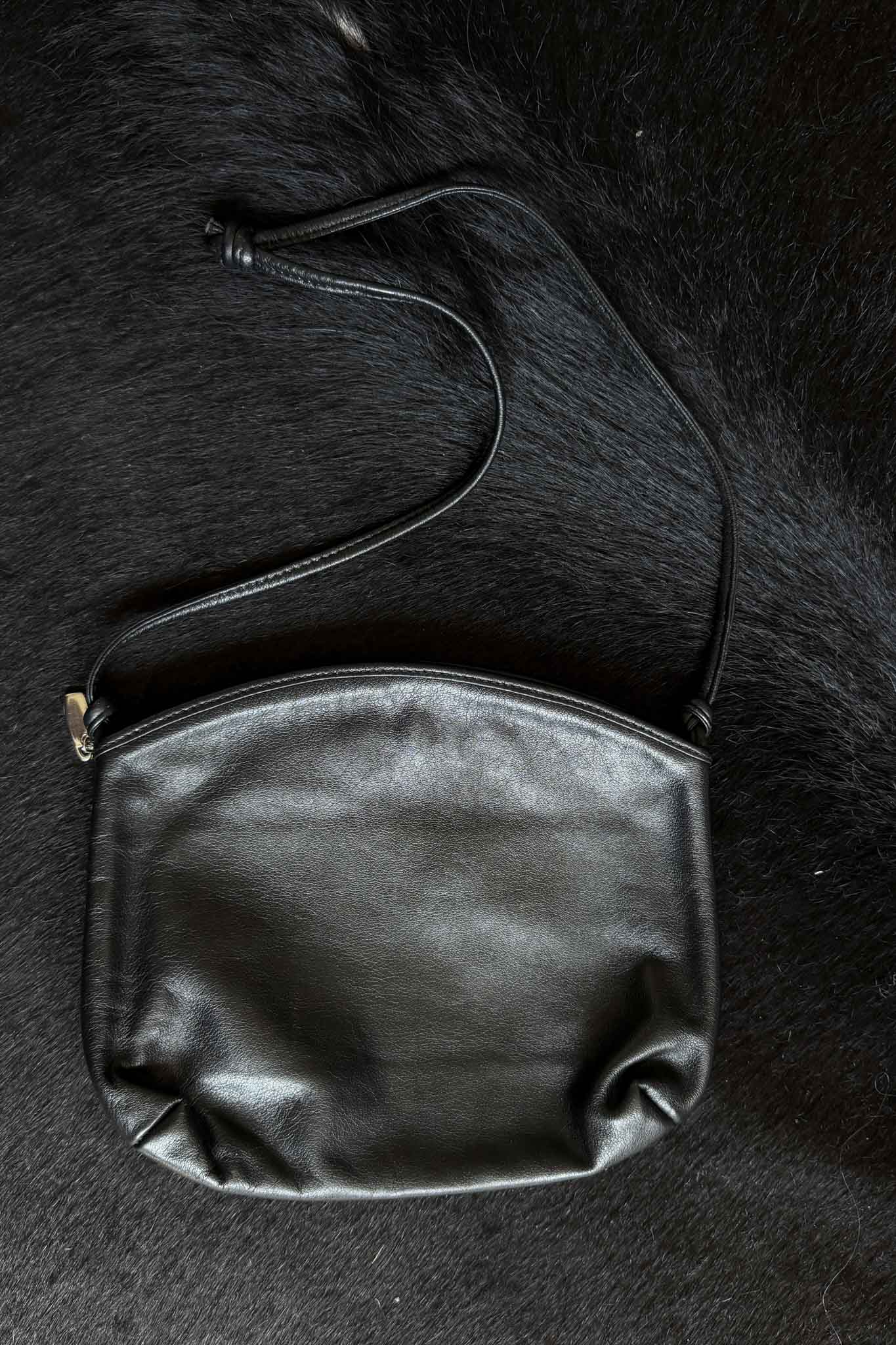 Vintage Ledertasche Schwarz – 80s Schultertasche im Bottega-Stil theplaincircle vintage