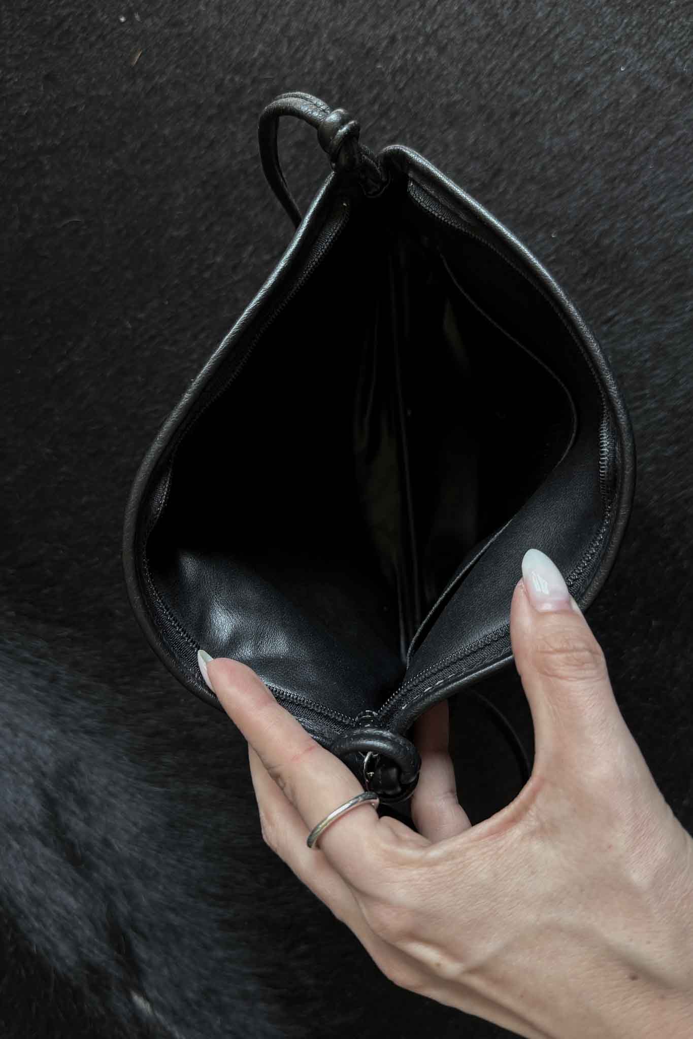 Vintage Ledertasche Schwarz – 80s Schultertasche im Bottega-Stil theplaincircle vintage