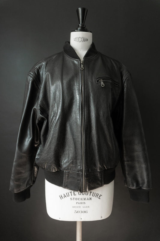 Schwarze Vintage Bomberjacke aus Echtleder mit silbernem Reißverschluss und gerippten Strickbündchen.