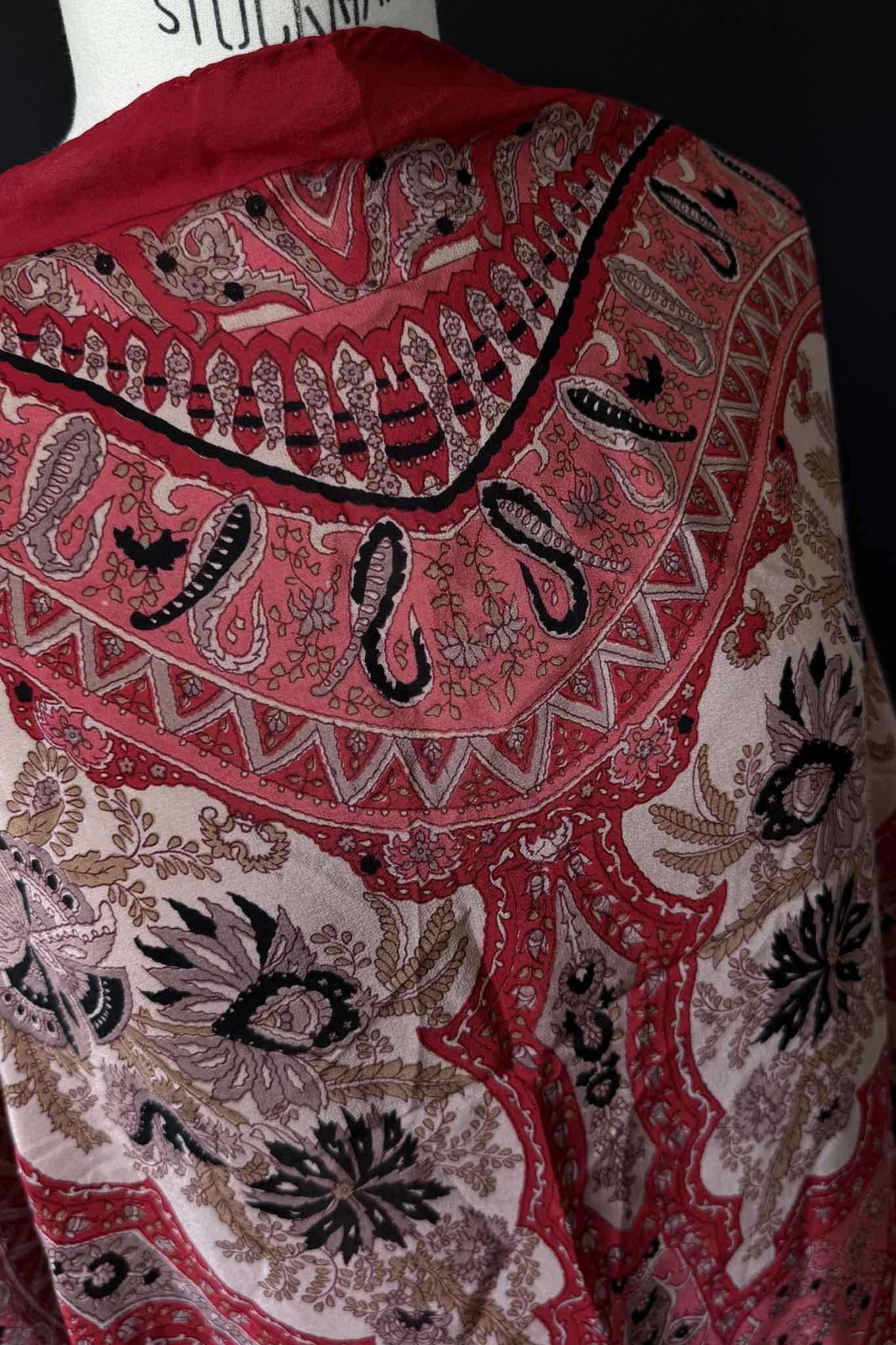 Großes Vintage Seidentuch in Blutrot mit Paisley-Muster theplaincircle vintage