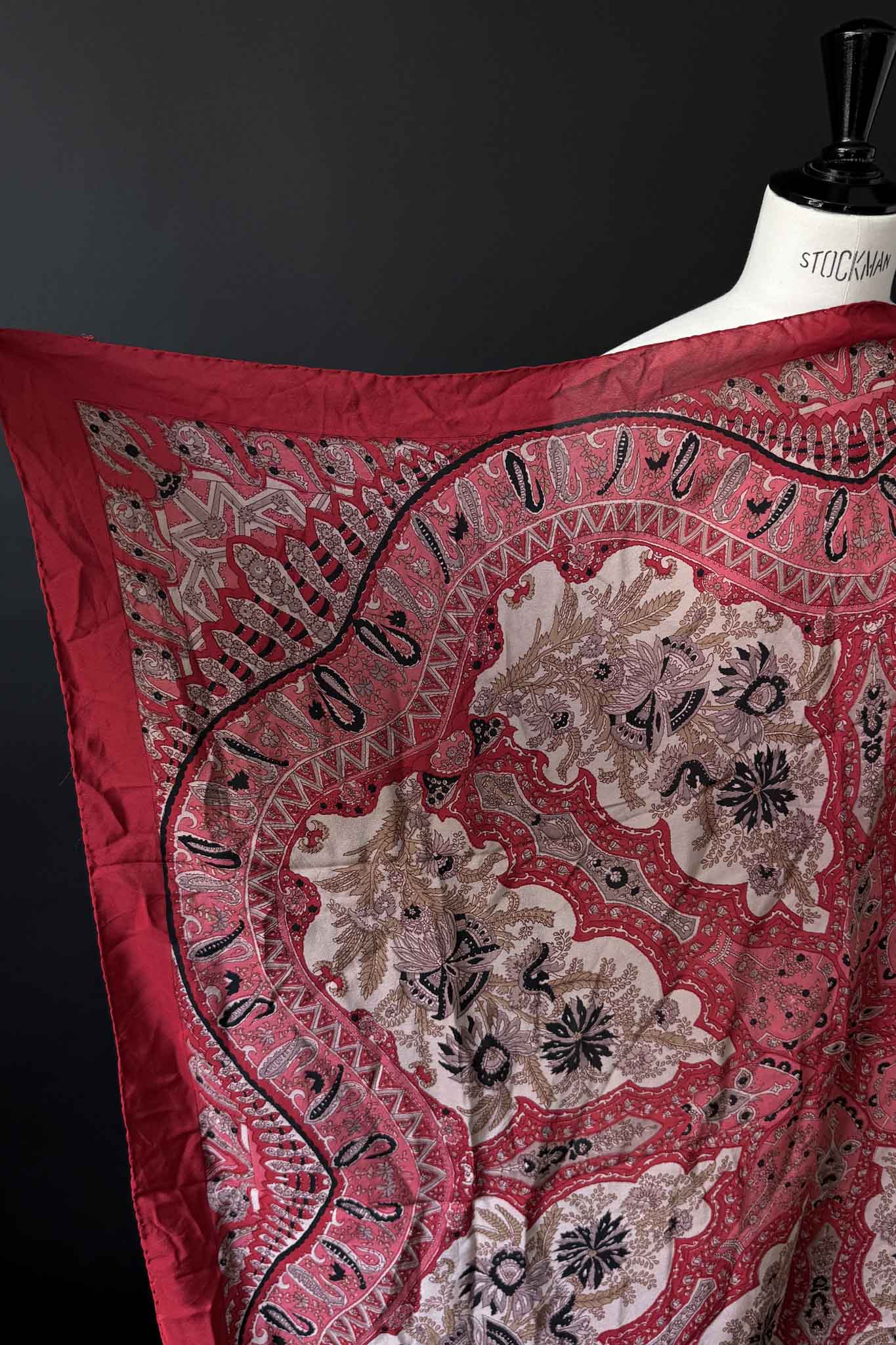 Großes Vintage Seidentuch in Blutrot mit Paisley-Muster theplaincircle vintage