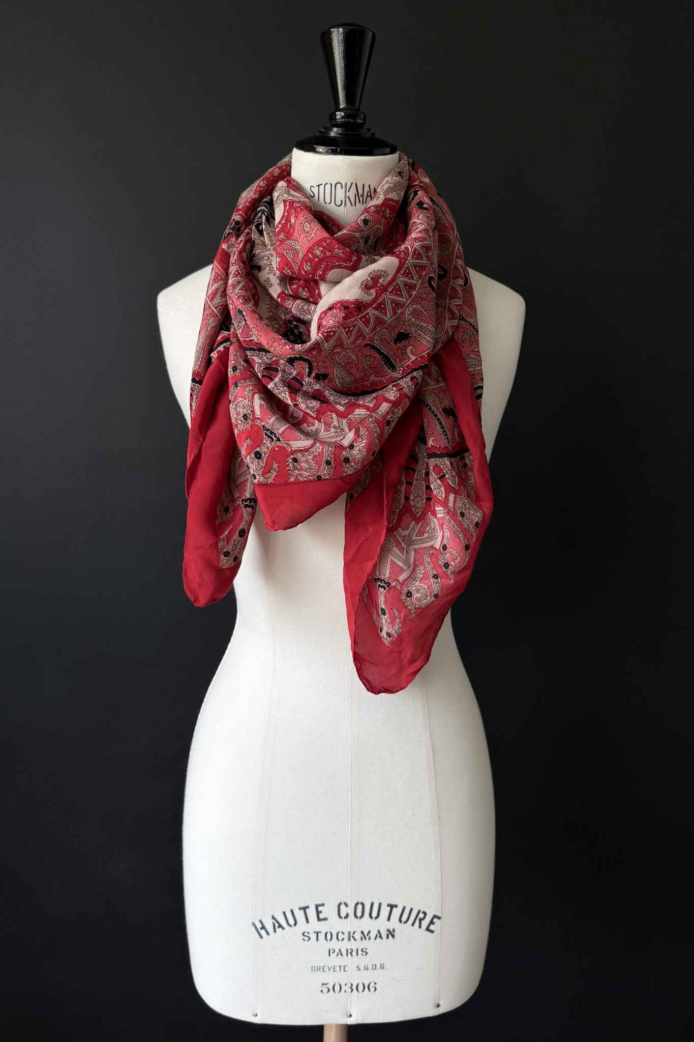 Großes Vintage Seidentuch in Blutrot mit Paisley-Muster theplaincircle vintage