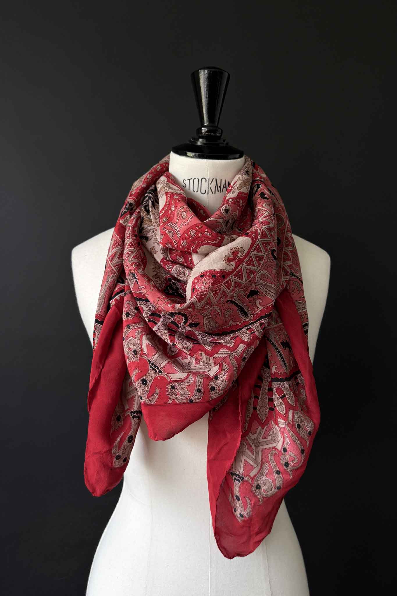 Großes Vintage Seidentuch in Blutrot mit Paisley-Muster theplaincircle vintage