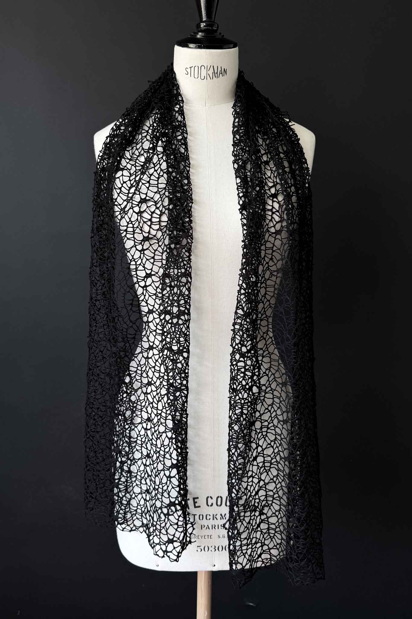 Schwarzer Netzschal im Spiderweb-Look theplaincircle vintage