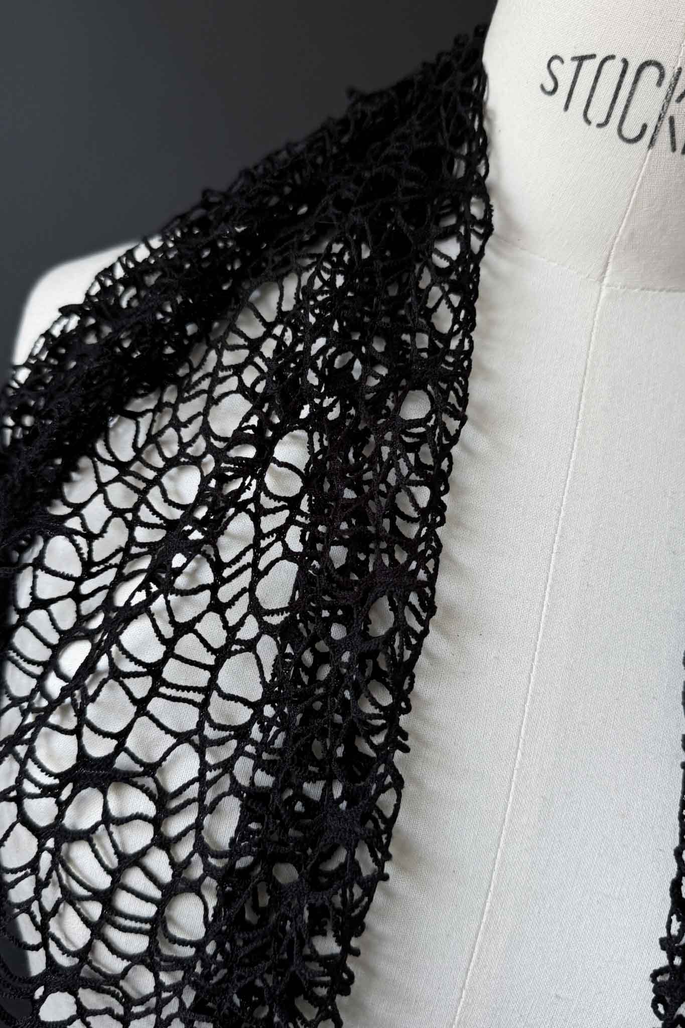 Schwarzer Netzschal im Spiderweb-Look theplaincircle vintage