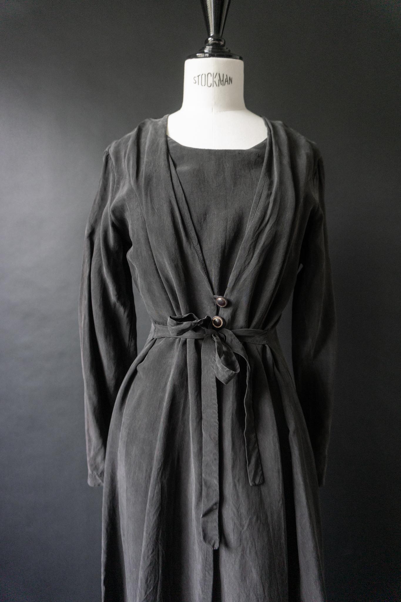 Vintage 80s Kleid, aus schwarzem Cupro, S–M theplaincircle vintage