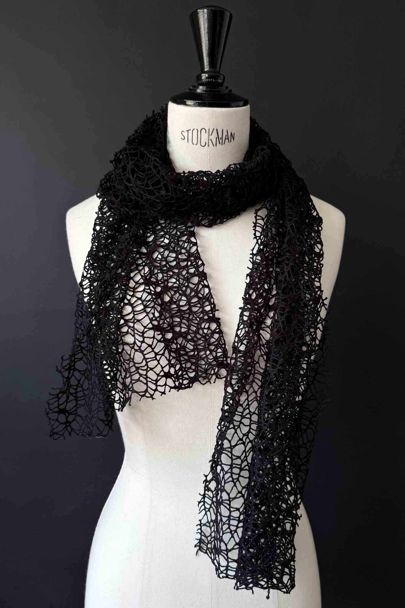 Schwarzer Netzschal im Spiderweb-Look theplaincircle vintage