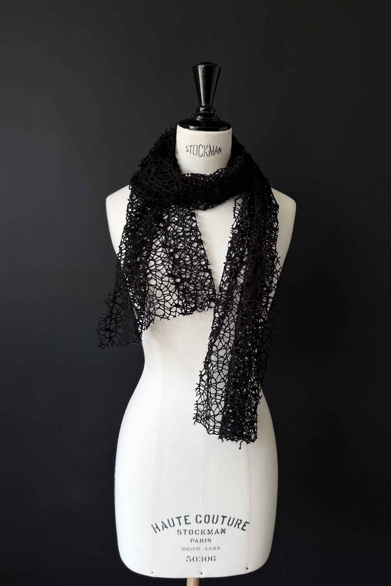 Schwarzer Netzschal im Spiderweb-Look theplaincircle vintage