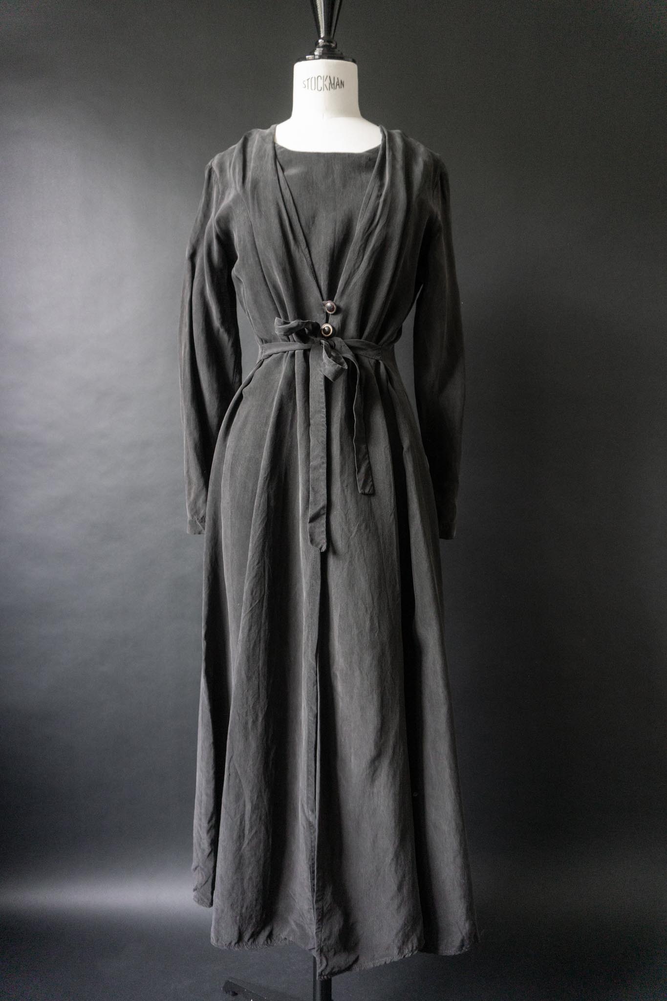 Vintage 80s Kleid, aus schwarzem Cupro, S–M theplaincircle vintage
