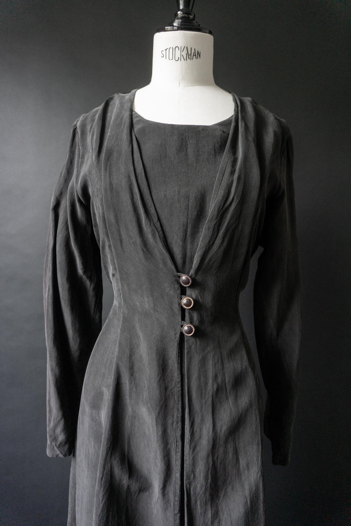Vintage 80s Kleid, aus schwarzem Cupro, S–M theplaincircle vintage