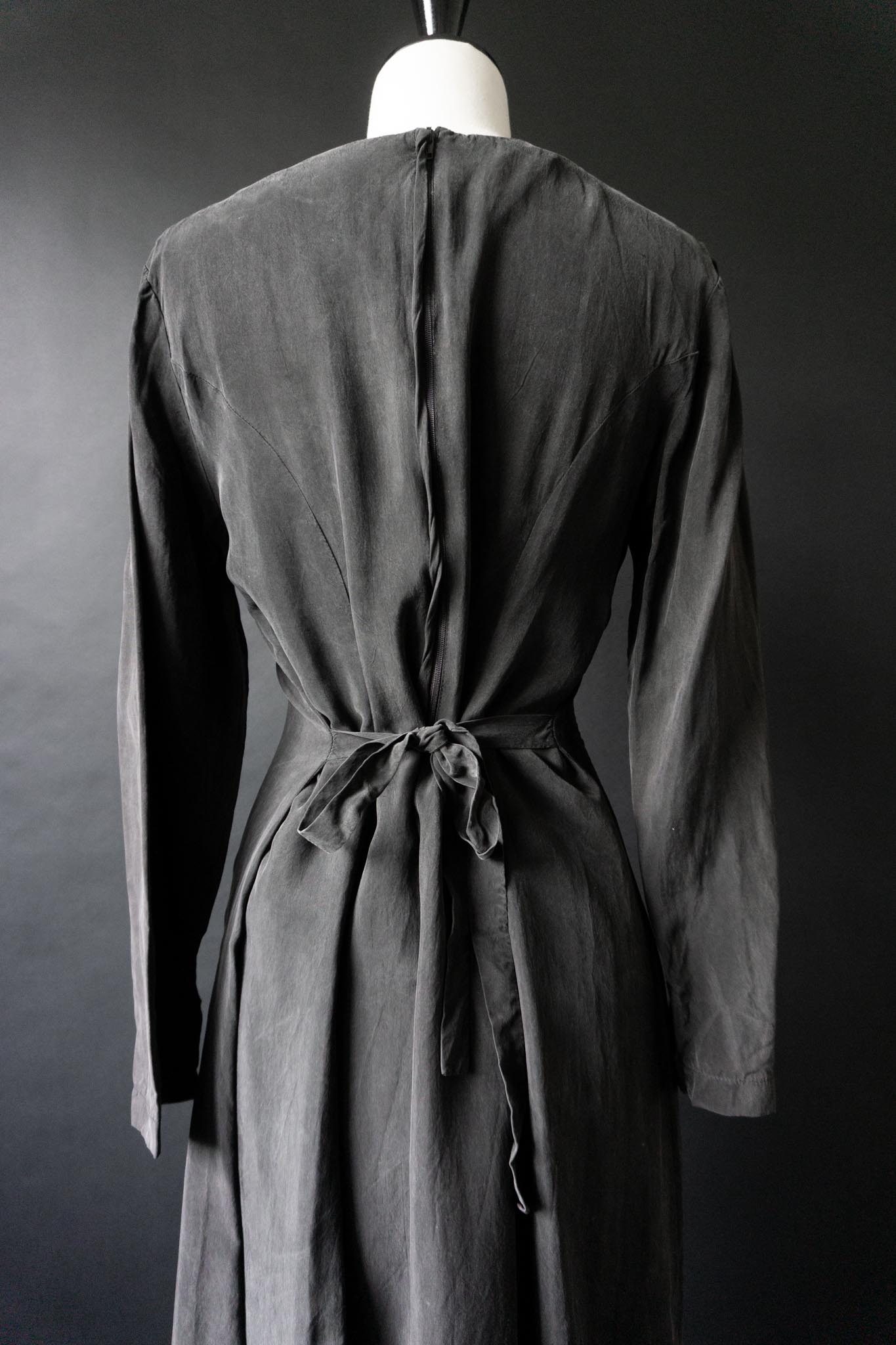 Vintage 80s Kleid, aus schwarzem Cupro, S–M theplaincircle vintage