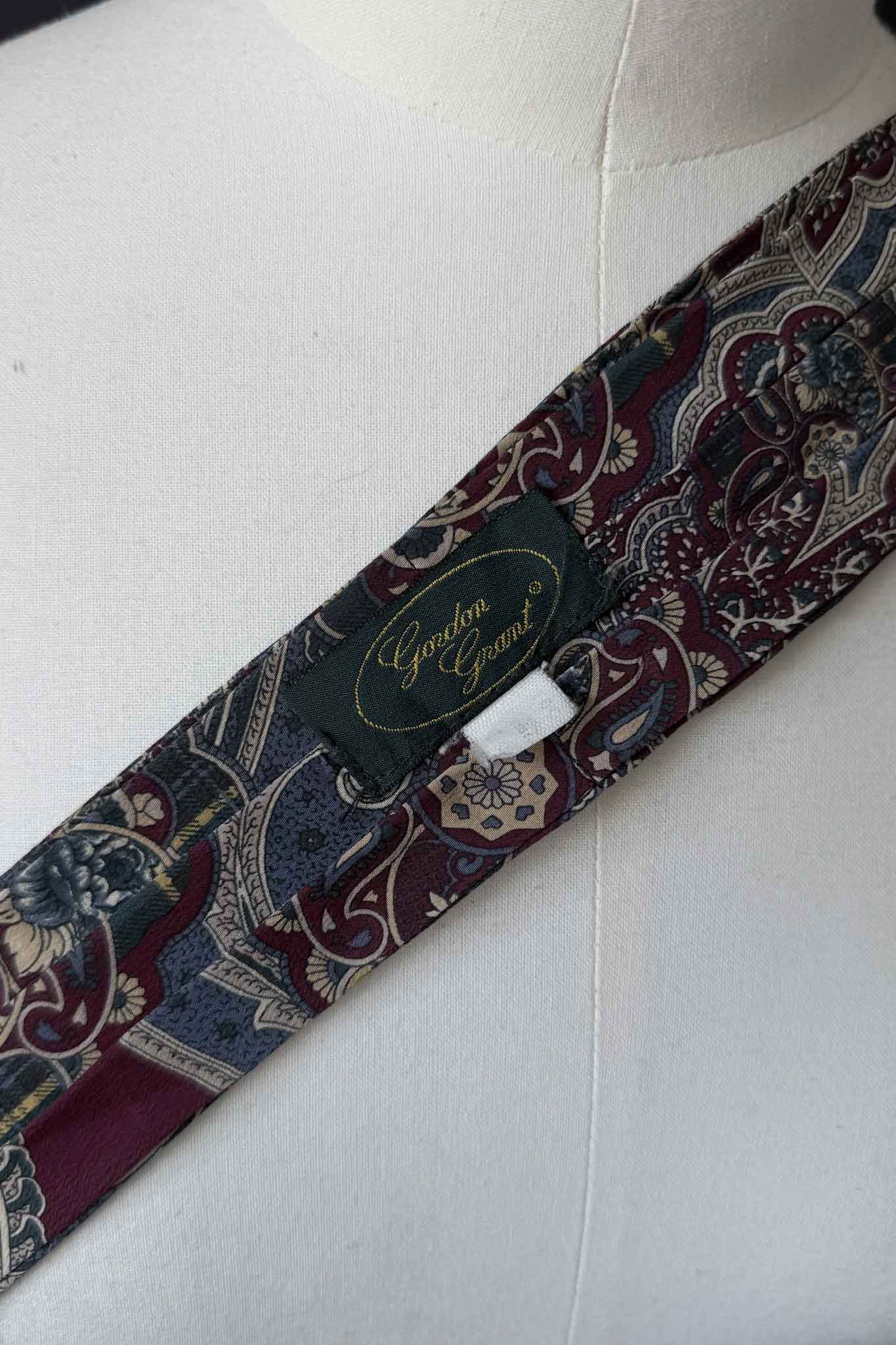 80s Seidenschal mit dunklem Paisley-Muster theplaincircle vintage