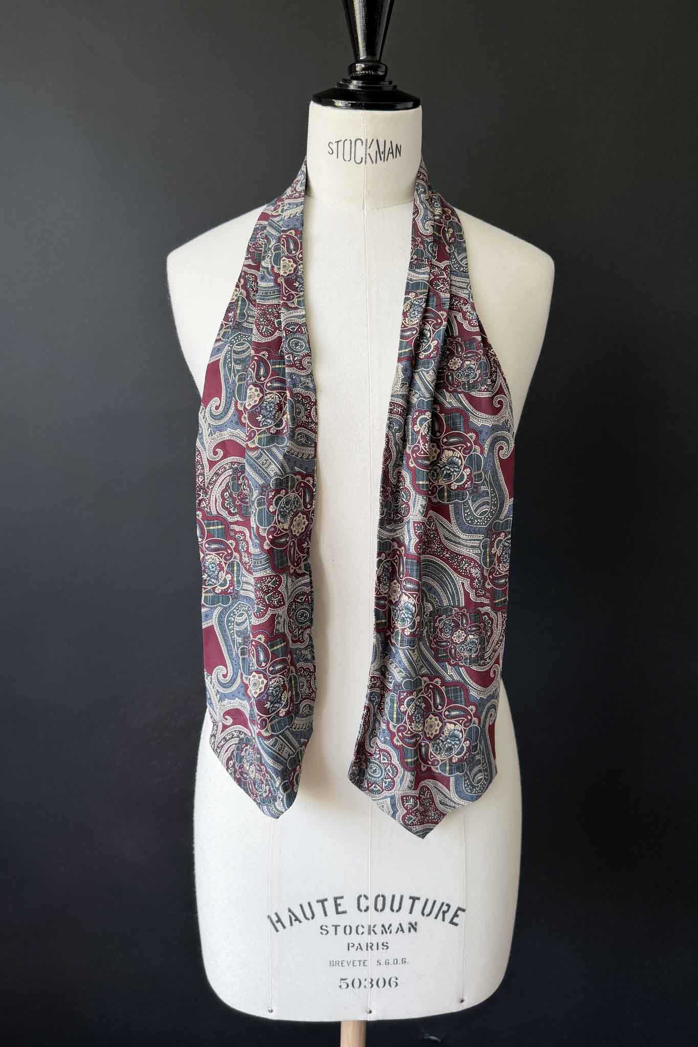 80s Seidenschal mit dunklem Paisley-Muster theplaincircle vintage