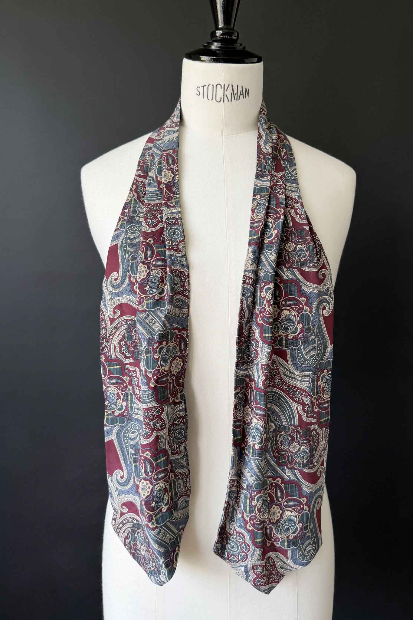 80s Seidenschal mit dunklem Paisley-Muster theplaincircle vintage
