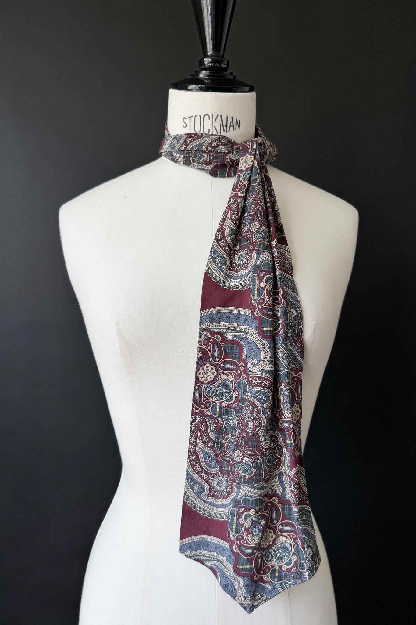 80s Seidenschal mit dunklem Paisley-Muster theplaincircle vintage