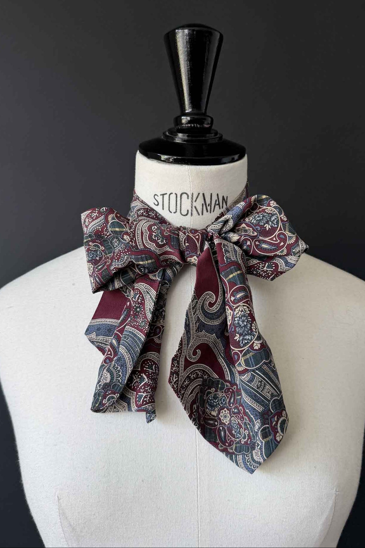80s Seidenschal mit dunklem Paisley-Muster theplaincircle vintage