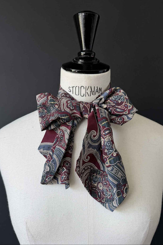80s Seidenschal mit dunklem Paisley-Muster theplaincircle vintage
