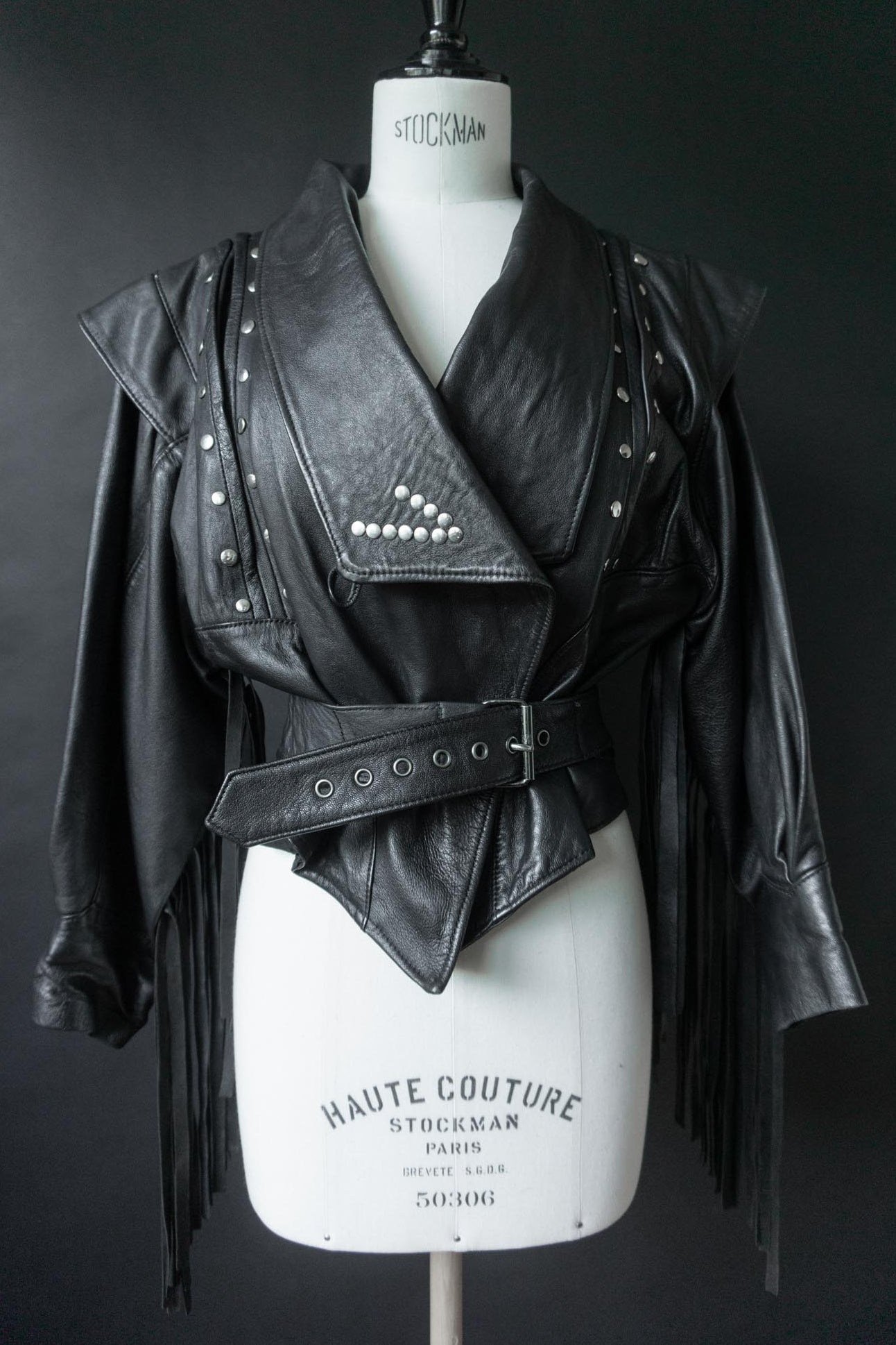 Schwarze 80s Vintage Lederjacke mit langen Fransen, Nieten und auffälligem Statement-Schnitt