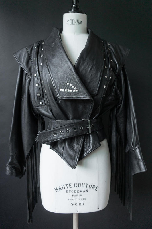 Schwarze 80s Vintage Lederjacke mit langen Fransen, Nieten und auffälligem Statement-Schnitt