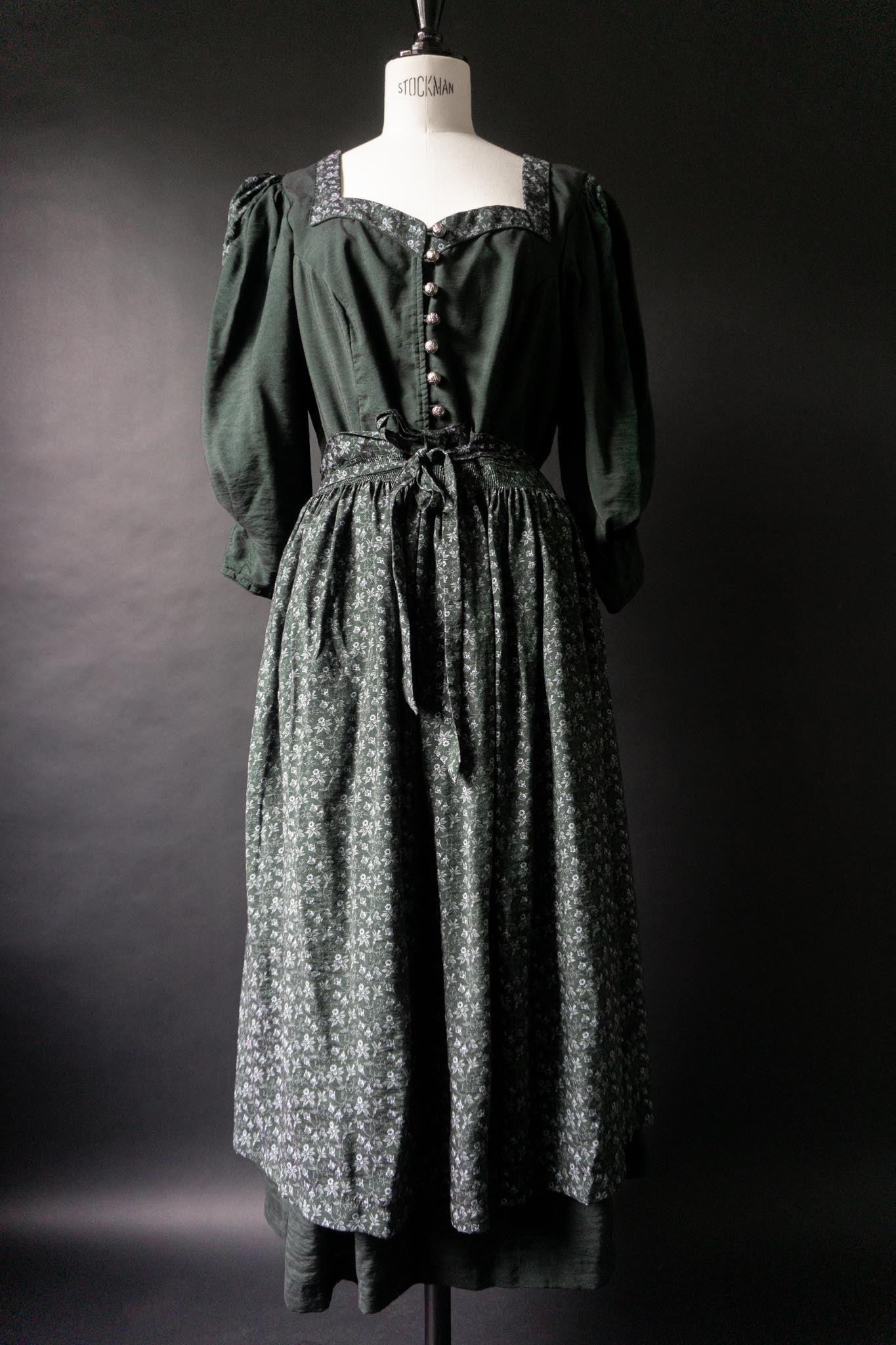 Dunkelgrünes Vintage Folklore Kleid mit Puffärmeln und floraler Schürze im Gothic Stil