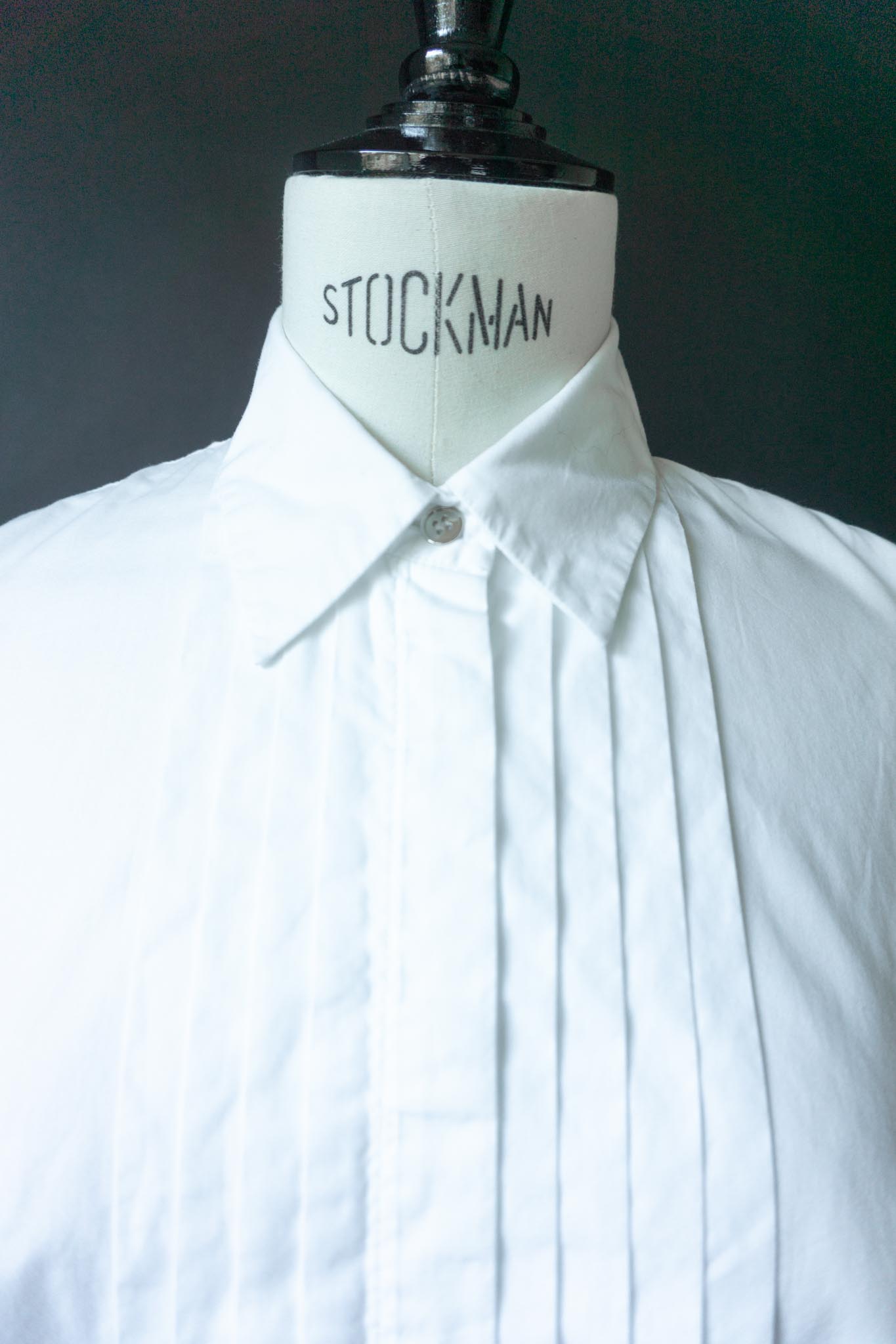 Maison Margiela MM6 Smokingbluse in Weiß mit Biesen – Avant Garde Minimalism, S–L theplaincircle vintage