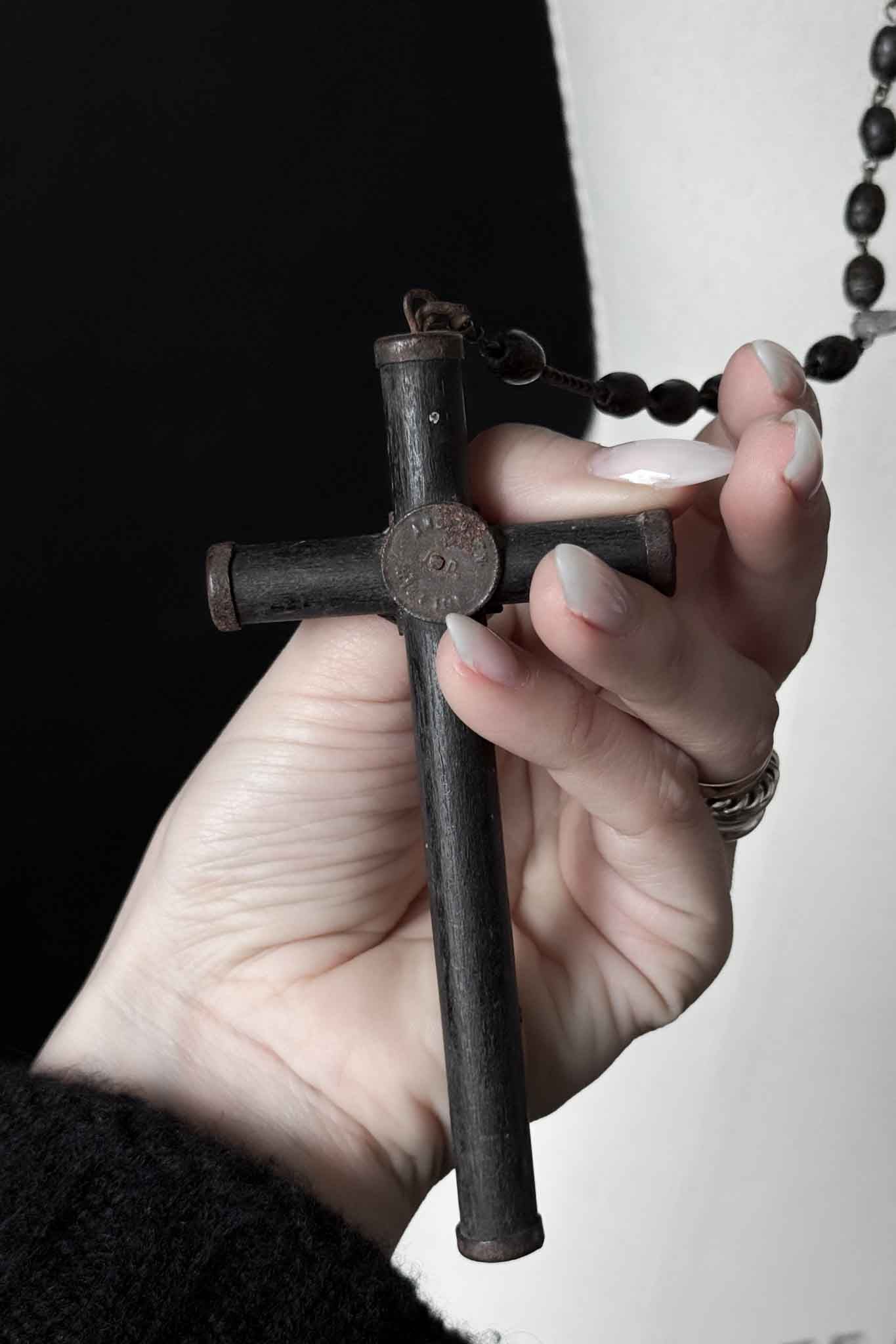 Antiker Rosenkranz mit Holzkreuz & dunklen Holzperlen