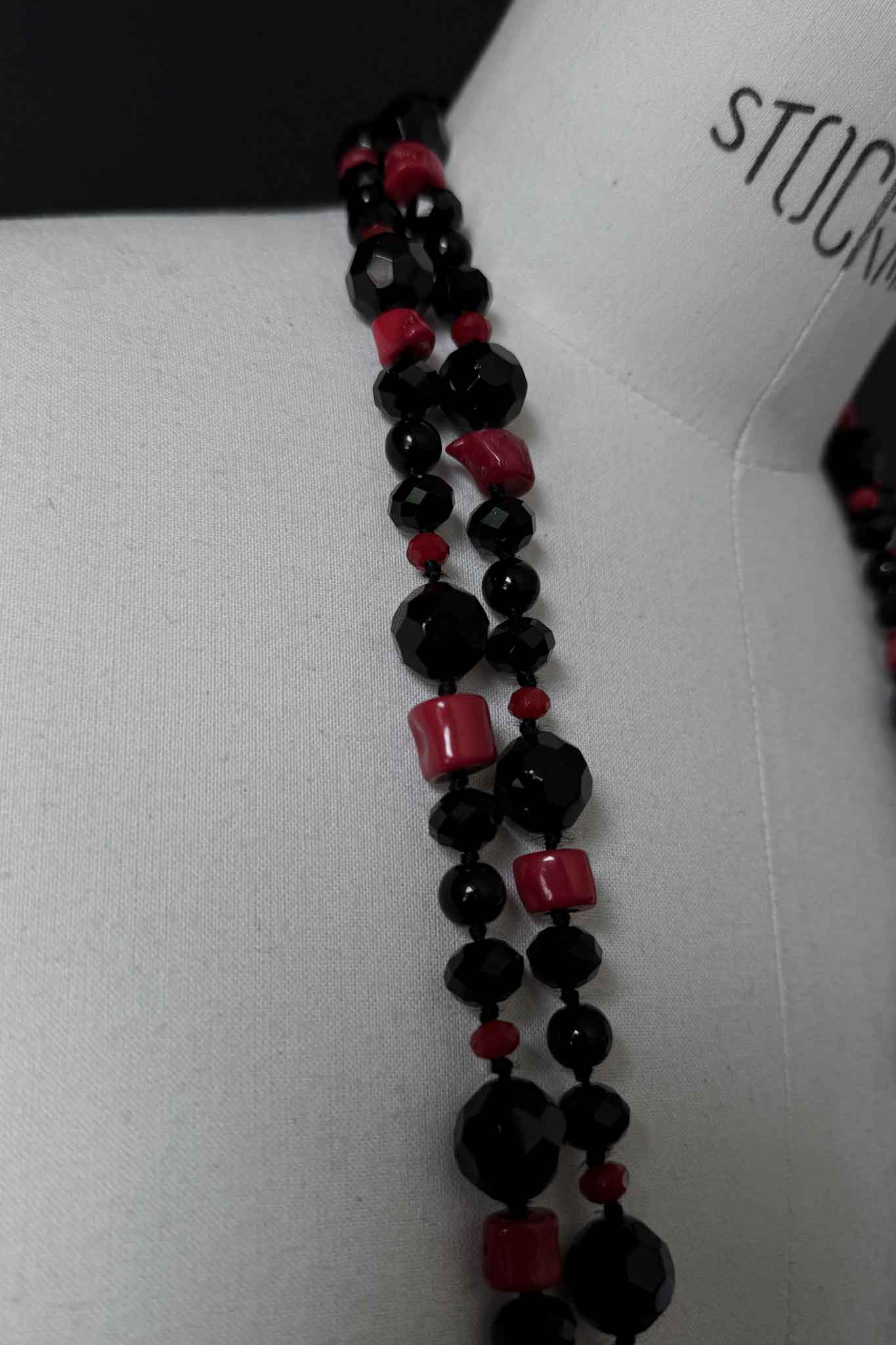 Vintage Onyx-Kette mit Korallenelementen in Schwarz & Rot