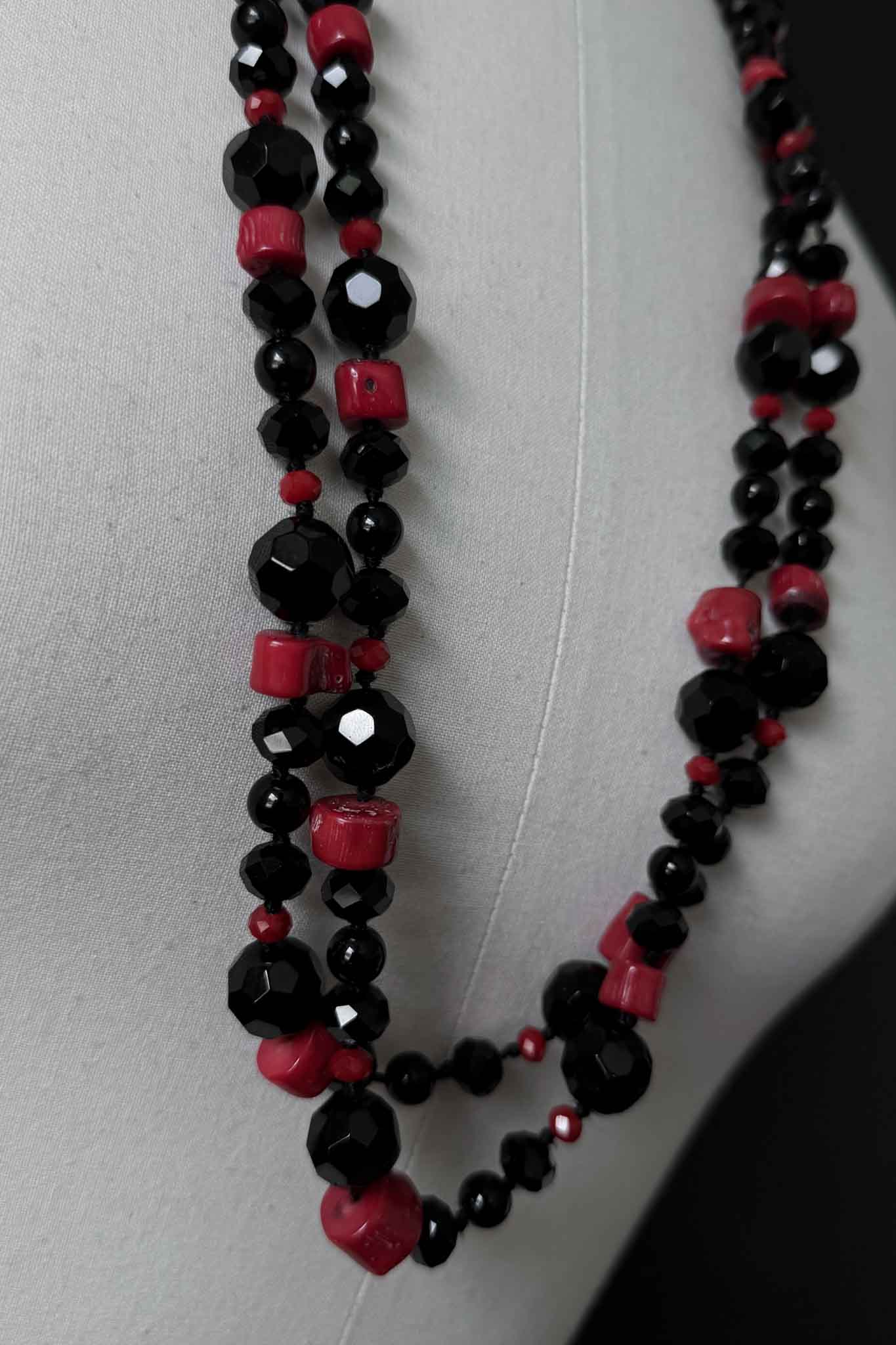 Vintage Onyx-Kette mit Korallenelementen in Schwarz & Rot