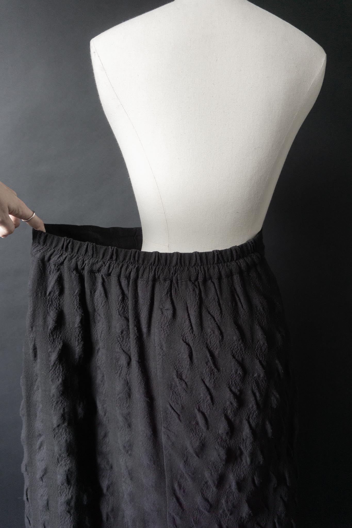Black Avantgarde Texture Skirt, L–XL theplaincircle vintage