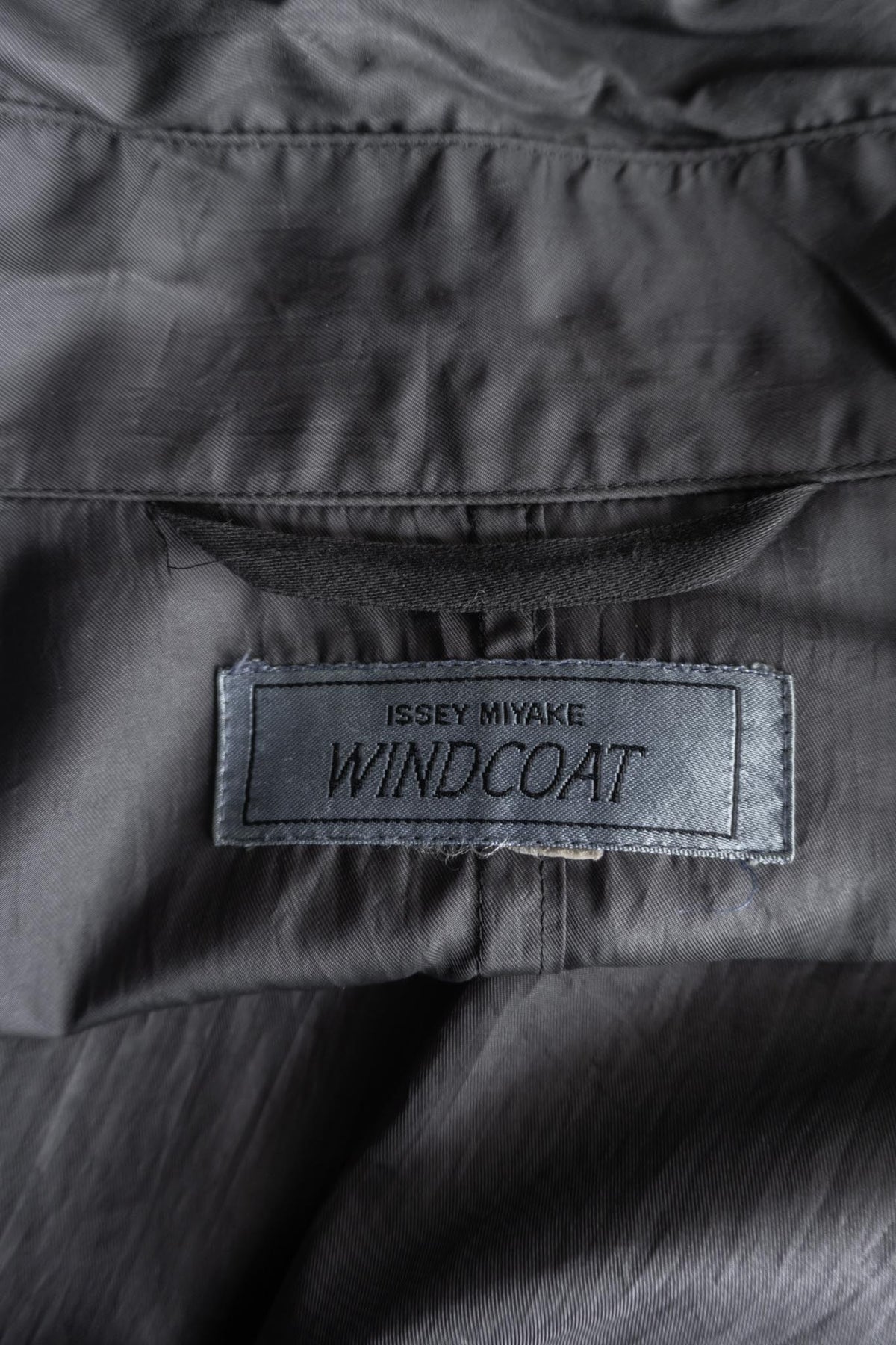 Issey Miyake Windcoat aus den 80ern – Schwarzer Avantgarde-Mantel mit Oversize-Silhouette theplaincircle vintage