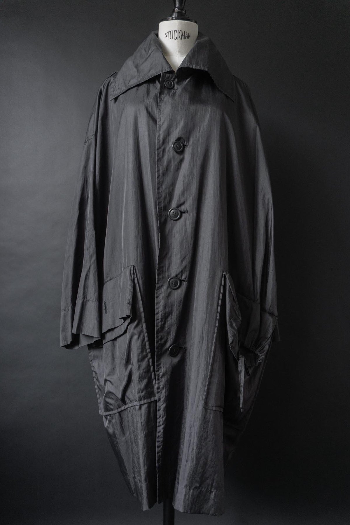 Issey Miyake Windcoat aus den 80ern – Schwarzer Avantgarde-Mantel mit Oversize-Silhouette theplaincircle vintage