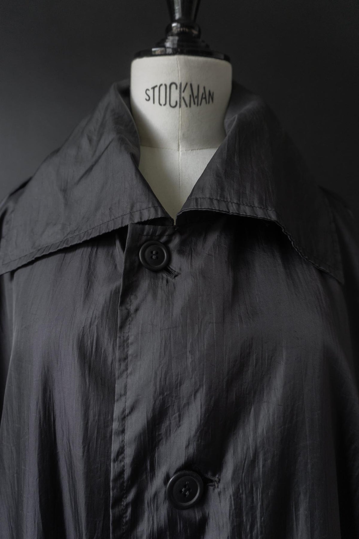 Issey Miyake Windcoat aus den 80ern – Schwarzer Avantgarde-Mantel mit Oversize-Silhouette theplaincircle vintage
