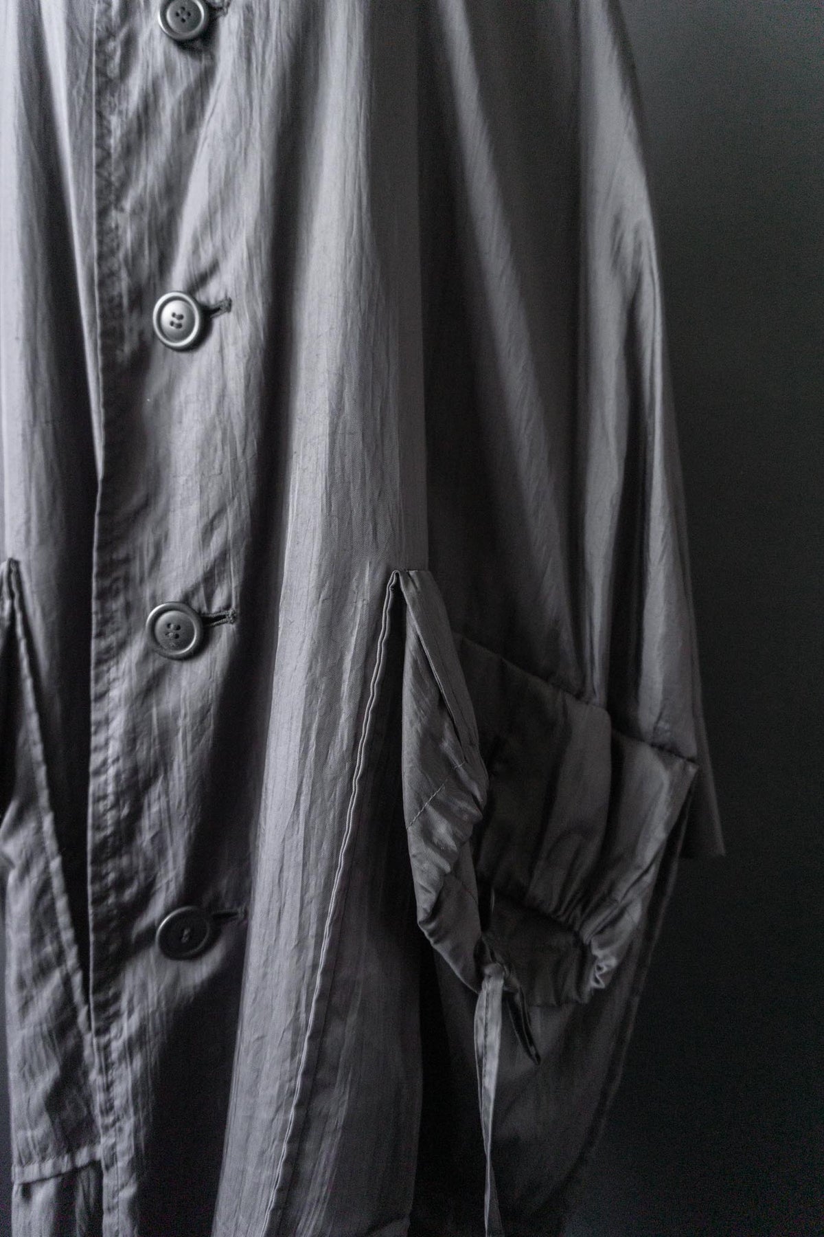 Issey Miyake Windcoat aus den 80ern – Schwarzer Avantgarde-Mantel mit Oversize-Silhouette theplaincircle vintage