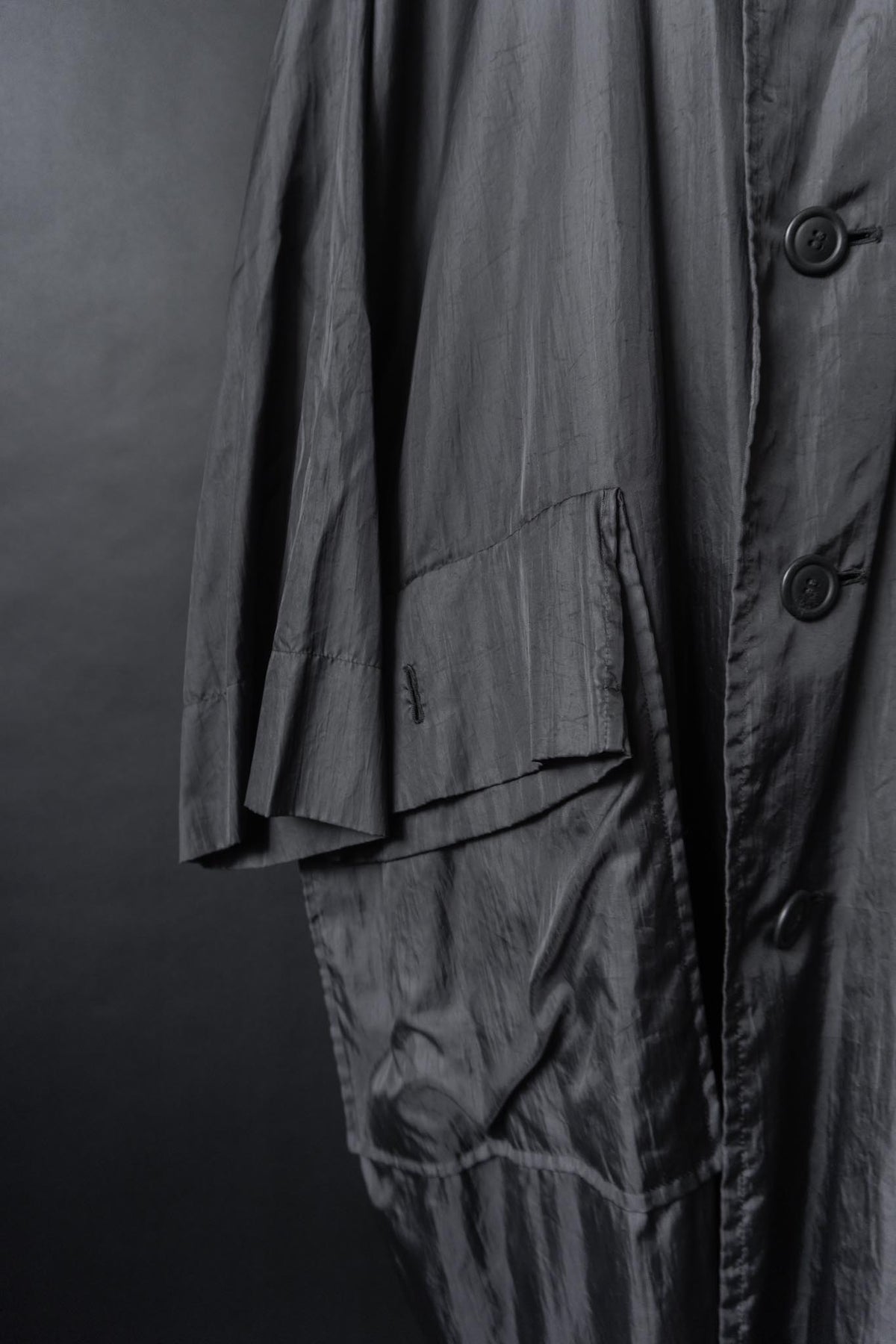 Issey Miyake Windcoat aus den 80ern – Schwarzer Avantgarde-Mantel mit Oversize-Silhouette theplaincircle vintage