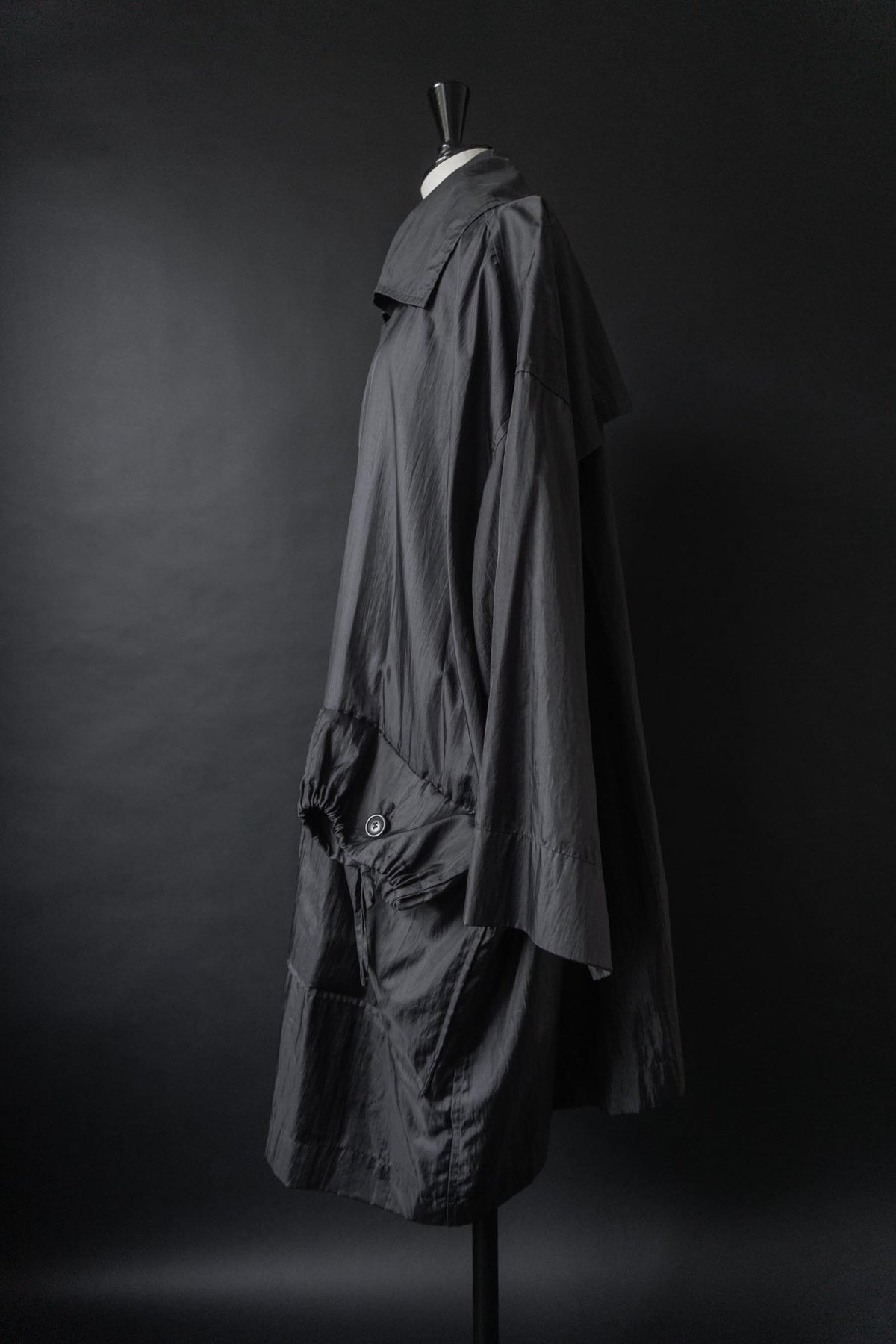 Issey Miyake Windcoat aus den 80ern – Schwarzer Avantgarde-Mantel mit Oversize-Silhouette theplaincircle vintage