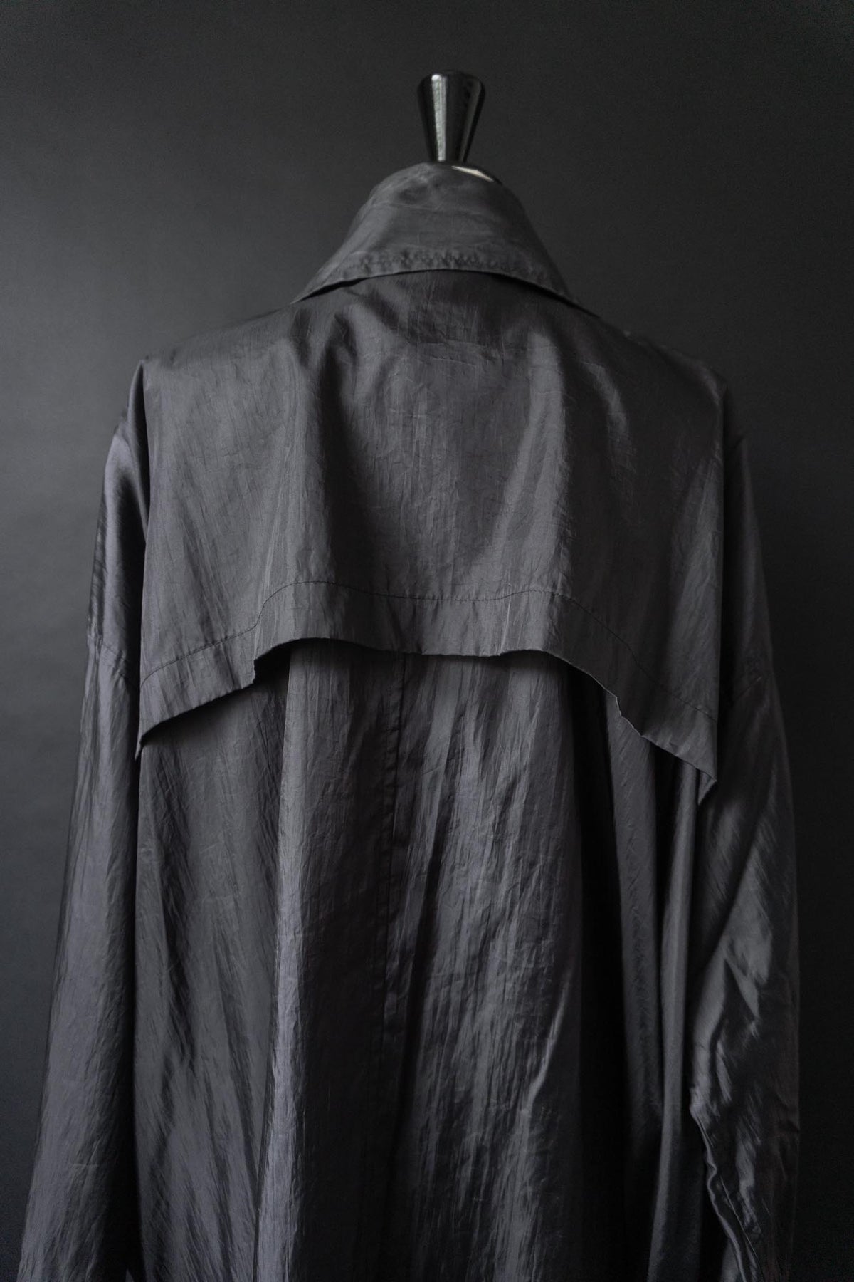 Issey Miyake Windcoat aus den 80ern – Schwarzer Avantgarde-Mantel mit Oversize-Silhouette theplaincircle vintage