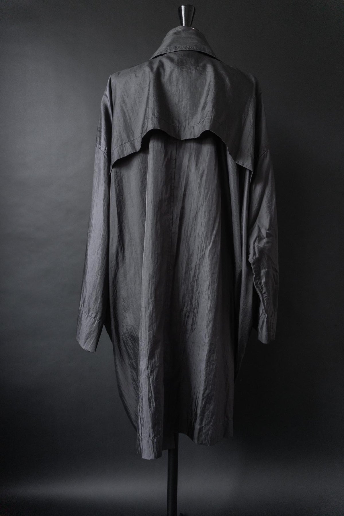 Issey Miyake Windcoat aus den 80ern – Schwarzer Avantgarde-Mantel mit Oversize-Silhouette theplaincircle vintage