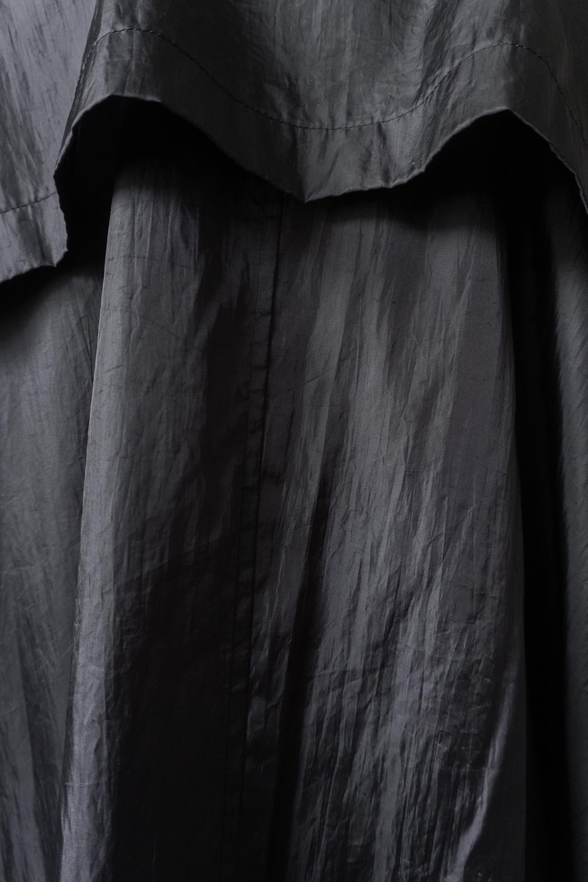 Issey Miyake Windcoat aus den 80ern – Schwarzer Avantgarde-Mantel mit Oversize-Silhouette theplaincircle vintage