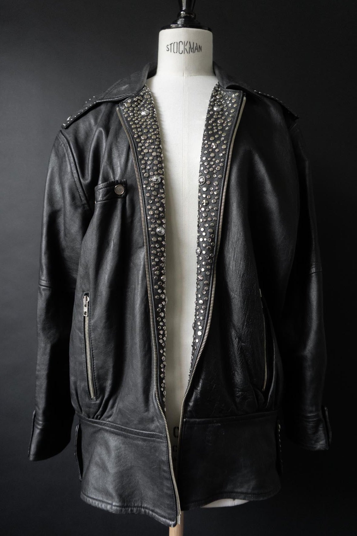 Schwarze 80er Vintage Lederjacke aus Nappaleder mit Strass- und Nietendetails am Reverskragen.