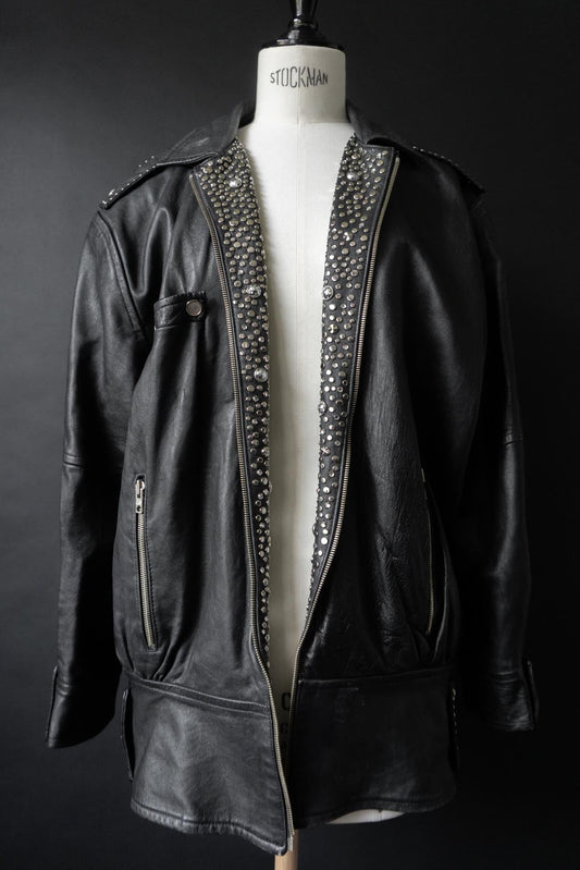 Schwarze 80er Vintage Lederjacke aus Nappaleder mit Strass- und Nietendetails am Reverskragen.