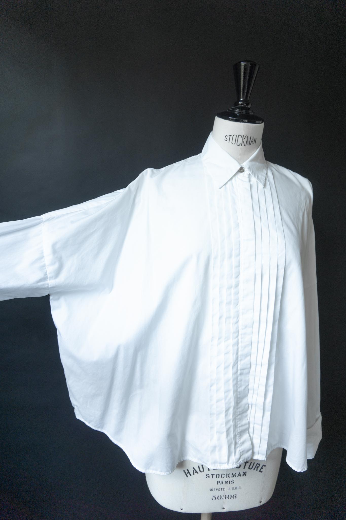 Maison Margiela MM6 Smokingbluse in Weiß mit Biesen – Avant Garde Minimalism, S–L theplaincircle vintage